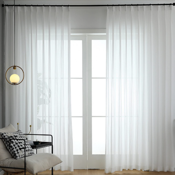 Dekorasi jendela dengan tirai sheer